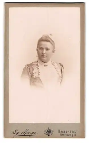 Fotografie Ig. Menge, Halberstadt, Breiteweg 15, Fräulein mit rundlichem Gesicht und zeitgenössischer Kleidung