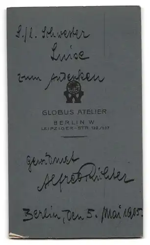 Fotografie Globus, Berlin, Leipziger-Strasse 132, Eleganter junger Mann im Anzug mit Stehkragen