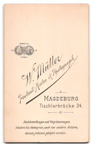 Fotografie W. Müller, Magdeburg, Tischlerbrücke 34, Ehepaar mittleren Alters in zeitgenössischer Bekleidung