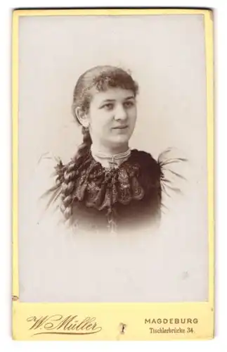 Fotografie W. Müller, Magedburg, Tischlerbrücke 34, Junge Dame mit langen geflochtenen Haaren und Puffärmeln