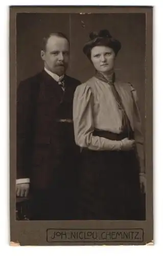 Fotografie Joh. Niclou, Chemnitz, Königstrasse 3, Bürgerliches Ehepaar in vertrauter Position