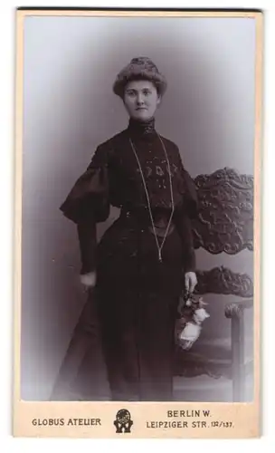 Fotografie Globus, Berlin, Leipziger Strasse 132, Gutbürgerliche Dame in elegantem Kleid mit Rosen in der Hand