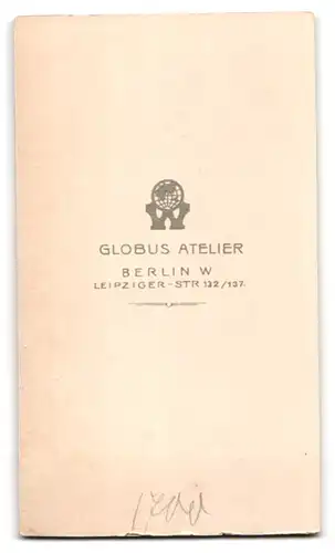 Fotografie Globus, Berlin, Leipziger Strasse 132, Gutbürgerliche Dame in elegantem Kleid mit Rosen in der Hand