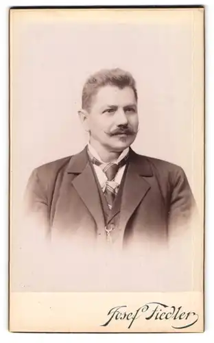 Fotografie Josef Fiedler, Prag, Wenzelplatz 24, Eleganter Herr mit Moustache in schickem Anzug