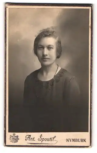 Fotografie Ant. Spoutil, Nymburce, Bürgerliche Dame mit krausigen Haaren und dunklem kleid