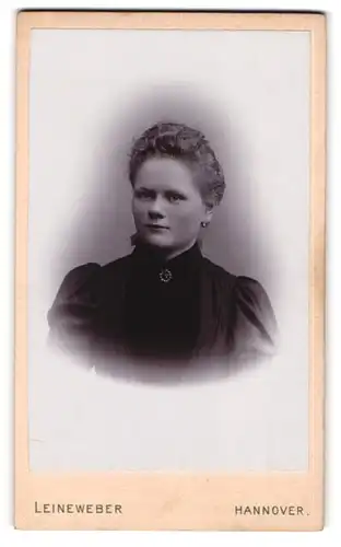 Fotografie Leineweber, Hannover, Georgstrasse 50, Elegante Dame mit rundem Gesicht in schwarzem Kleid