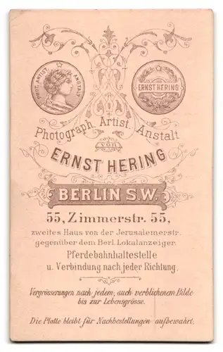 Fotografie E. Hering, Berlin, S.W. Zimmerstrasse 55, Gutbürgerliche Dame in engtailliertem Kleid mit Puffärmeln