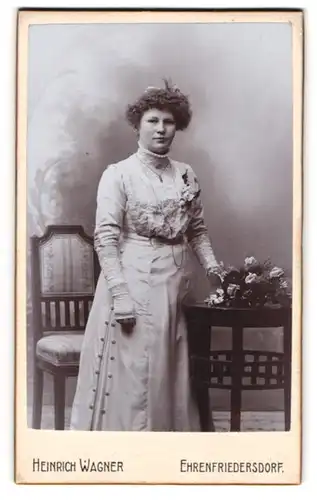 Fotografie Heinrich Wagner, Ehrenfriedersdorf, Chemnitzerstrasse, Gutbürgerliche junge Dame mit Blumenstrauss