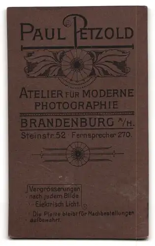 Fotografie P. Petzold, Brandenburg, Steinstr. 52, Eleganter Herr im Anzug