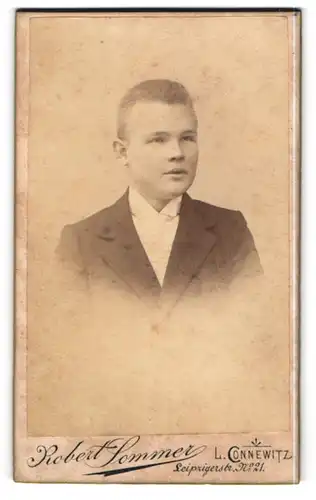 Fotografie Robert Sommer, Leipz. Connewitz, Leipziger Str. 21, Junger Mann in elegantem Anzug