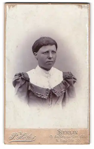 Fotografie P. Höfer, Berlin, O. Andreas-Str. 68, Junge Dame in elegantem Kleid mit weissem Kragen