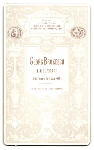 Fotografie G. Brokesch, Leipzig, Zeitzerstr. 48, Herr mit Schnauzbart und modischem Anzug