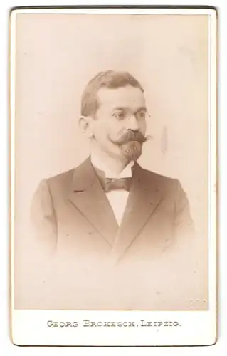 Fotografie Georg Brokesch, Herr mit Moustache und Brille in zeitgenössischer Kleidung