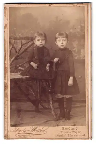 Fotografie Theodor Wenzel, Berlin, Grüner-Weg 32, Entzückendes Geschwisterpaar in dunklen Kleidern