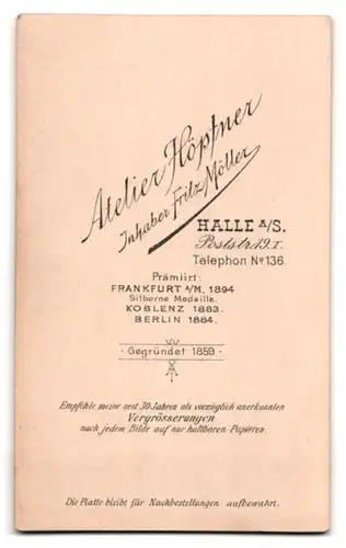 Fotografie Fritz Möller, Halle, Poststr. 19, Elegante Dame im Kleid mit Puffärmeln