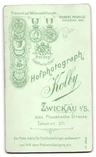 Fotografie Kolby, Zwickau, Lauensche str., Junge Dame in zeitgenössischem weissem Kleid mit Stuhl