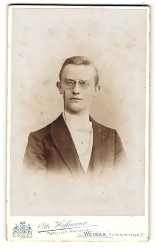 Fotografie Otto Hoffmann, Weimar, Schröterstr. 31, Eleganter junger Mann mit Zwicker im Anzug