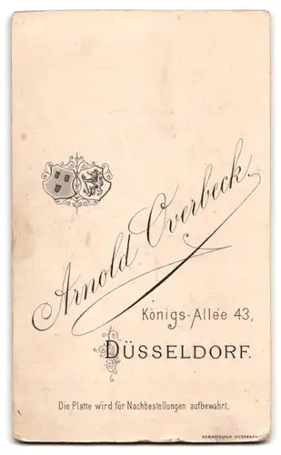 Fotografie Arnold Overbeck, Düsseldorf, Königs-Allee 43, Niedliches Kleinkind in weissem Kleid