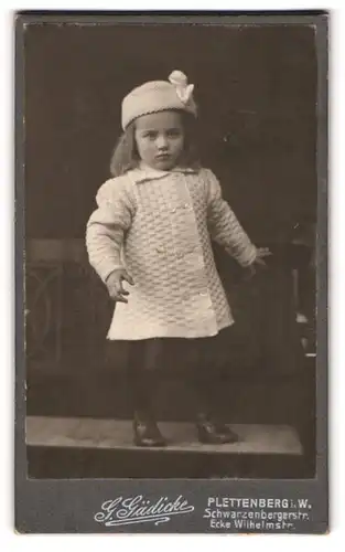 Fotografie G. Gädicke, Plettenberg, Schwarzenbergerstr., Niedliches Mädchen mit weissem Hut und Jacke