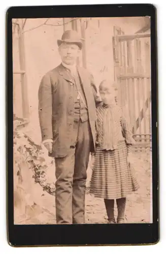 Fotografie unbekannter Fotograf und Ort, Vater und Tochter in eleganter Kleidung