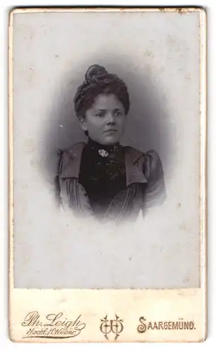 Fotografie Ph. Leigh, Saargemünd, Junges Fräulein mit eleganter Hochsteckfrisur und dunkler Kleidung