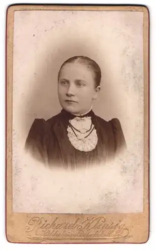 Fotografie Richard Klepsig, Hildesheim, Bahnhofsallee 3, Junge Dame mit Mittelscheitel in dunklem Kleid