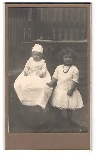 Fotografie unbekannter Fotograf und Ort, Entzückendes Geschwisterpaar in weissen Kleidern