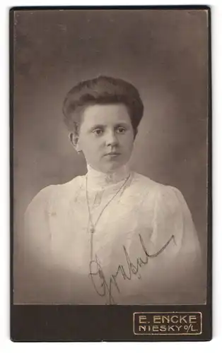 Fotografie E. Encke, Niesky o. L., Junge Dame in weissem Kleid