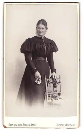 Fotografie Klinkhardt & Eyssen, Dresden-Neustadt, Bautzener-Strasse 16, Dame in dunklem Kleid mit Puffärmeln