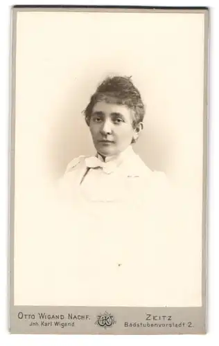 Fotografie Otto Wigand, Zeitz, Badstubenvorstadt 2, Dame in weissem Kleid und Hochsteckfrisur