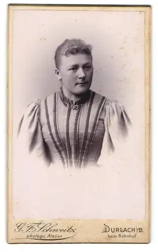 Fotografie G. F. Schweitz, Durlach, Bürgerliche Dame in eleganter Bekleidung