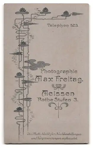 Fotografie Max Freitag, Meissen, Rothe-Stufen 3, Niedliches Kleinkind in weissem Kleidchen