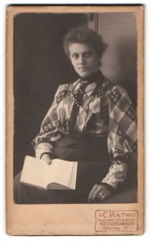 Fotografie C. Kath, Kötzschenbroda, Gradsteg 10, Junge Dame mit Buch in der Hand