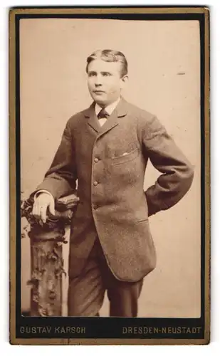Fotografie Gustav Karsch, Dresden-Neustadt, Grosse Meissenerstrasse 17, Eleganter junger Mann mit Säule