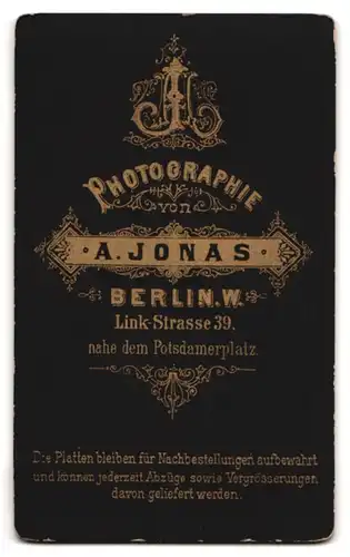 Fotografie A. Jonas, Berlin, Linkstrasse 39, Bürgerliche Dame in dunklem Kleid mit einer Kette