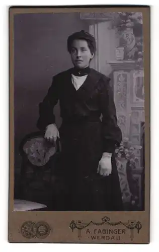 Fotografie A. Fabinger, Werdau i. S., Junge Frau in einem dunklen Kleid und Stuhl