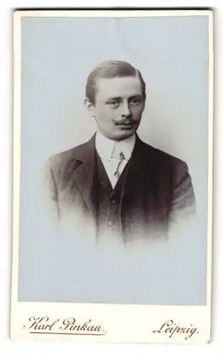 Fotografie Karl Pinkau, Leipzig, Tauchaerstrasse 9, Junger Mann mit elegantem Schnauzbart