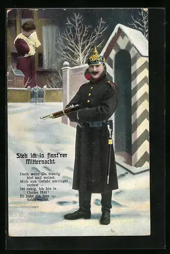 Künstler-AK Soldat mit verzierter Pickelhaube in finst`rer Mitternacht, Soldatenliebe