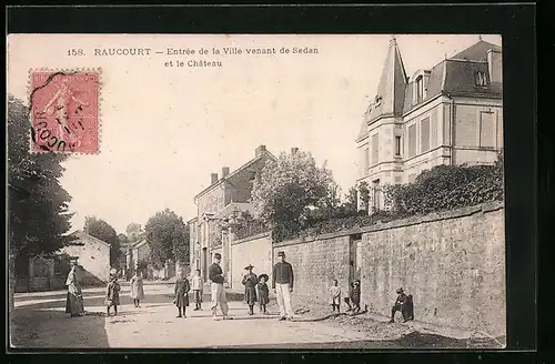 AK Raucourt, Entree de la Ville venant de Sedan et le Chateau