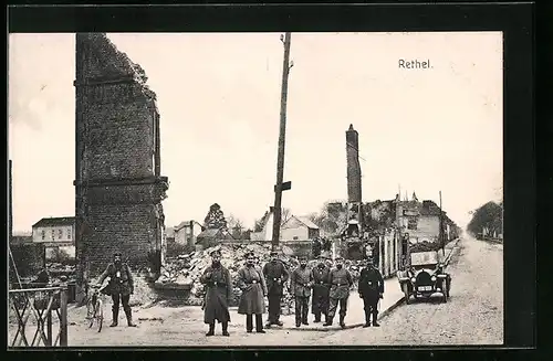 AK Rethel, Ortspartie mit Soldaten vor einer Ruine