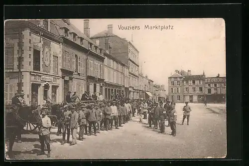 AK Vouziers, Soldaten auf dem Marktplatz