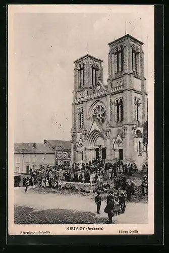 AK Neuvizy, Gläubige vor dem Eingang der Doppelturmkirche