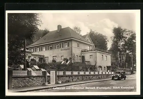 AK Berneck /Fichtelgeb., Strassenpartie am Städt. Kneippbad