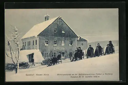 AK Neues Haus bei Oberwiesental, Schlitten vor dem Gasthof Sommerfrische zwischen Fichtel- und Keilberg