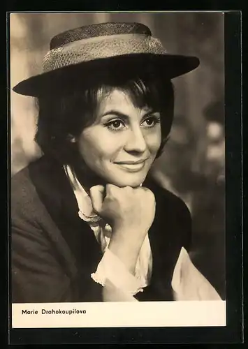 AK Schauspielerin Marie Drahokoupilova mit Hut lächelnd
