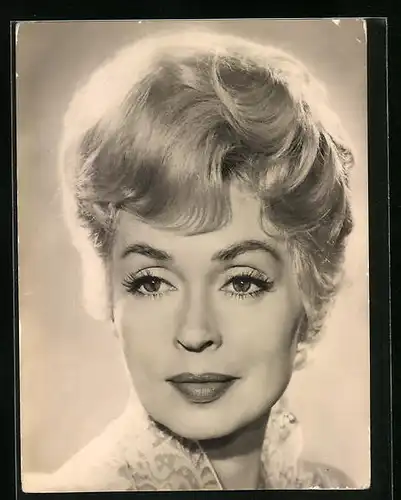 AK Schauspielerin Lilli Palmer schmunzelnd