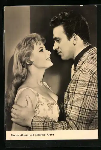 AK Schauspieler Marisa Allasio und Maurizio Arena in vertrauter Pose