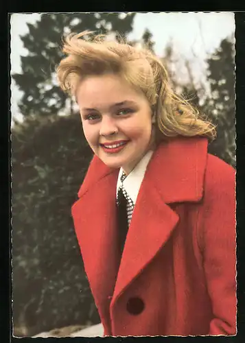 AK Schauspielerin Sabine Sinjen in rotem Mantel lächelnd