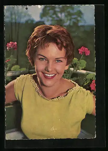 AK Schauspielerin Hannelore Bollmann strahlend mit Blumen im Hintergrund