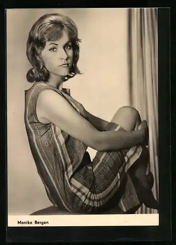AK Schauspielerin Monika Bergen sitzend mit ernstem Blick